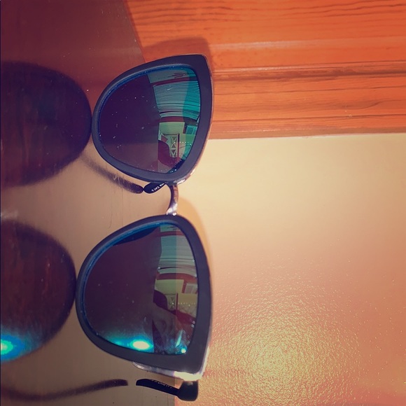 QUAY AUSTRALIA SUNGLASSES - Picture 1 of 4